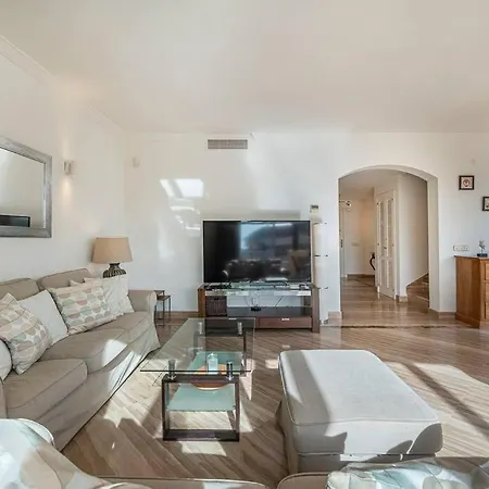 Amazing 4br Apart. Parking, Pool, Close To The Sea Apartment *