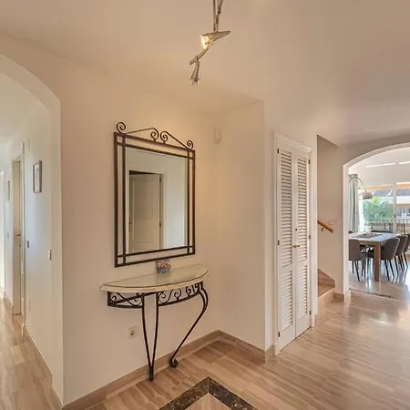 Amazing 4br Apart. Parking, Pool, Close To The Sea Apartment *