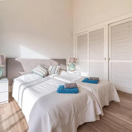 Amazing 4br Apart. Parking, Pool, Close To The Sea Apartment *