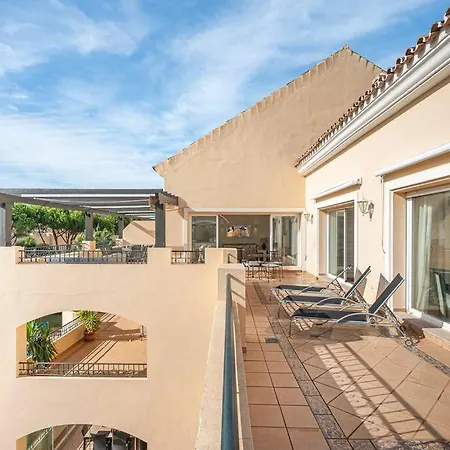 Amazing 4br Apart. Parking, Pool, Close To The Sea Apartment
