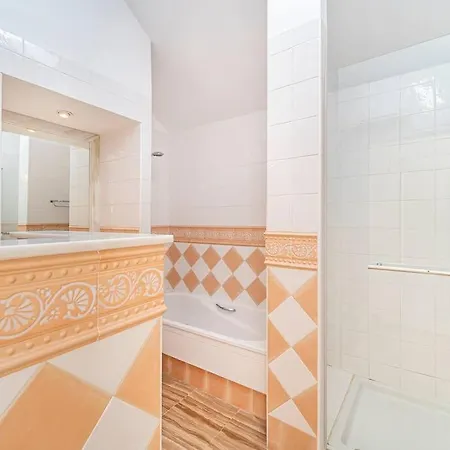 Amazing 4br Apart. Parking, Pool, Close To The Sea Apartment