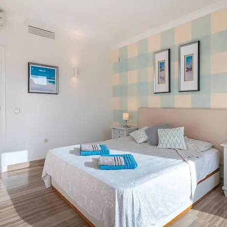 Apartment Amazing 4br Apart. Parking, Pool, Close To The Sea