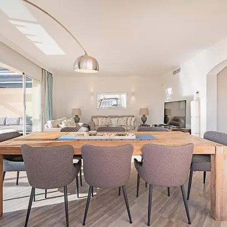 Apartment Amazing 4br Apart. Parking, Pool, Close To The Sea