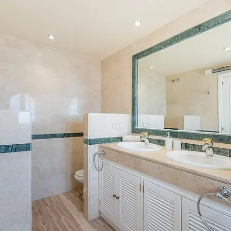 Apartment Amazing 4br Apart. Parking, Pool, Close To The Sea *